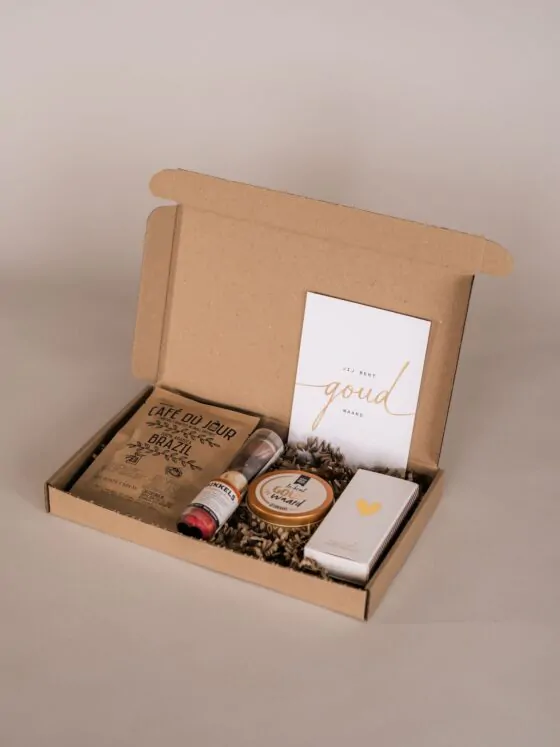jij bent goud waard brievenbus cadeau - lucifers , kaars, koffie, bikkels chocolade