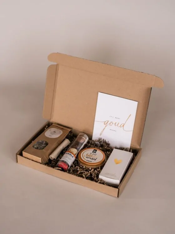 jij bent goud waard brievenbus cadeau - lucifers , kaars, thee, bikkels chocolade