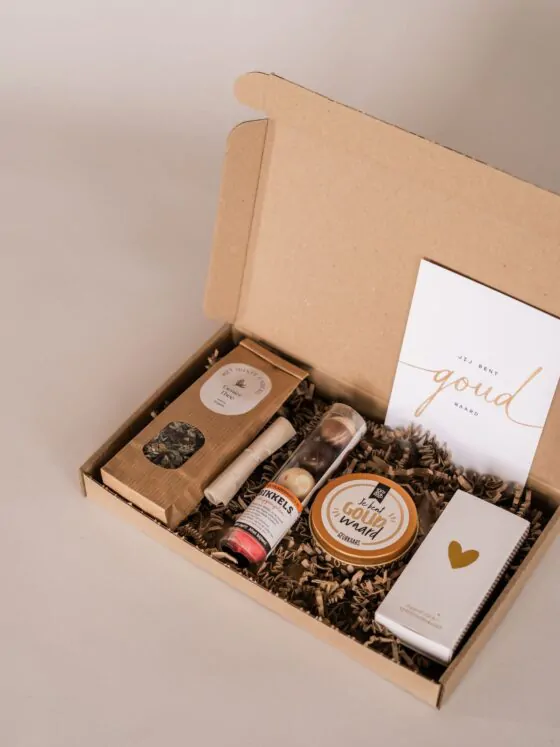 jij bent goud waard brievenbus cadeau - lucifers , kaars, thee, bikkels chocolade