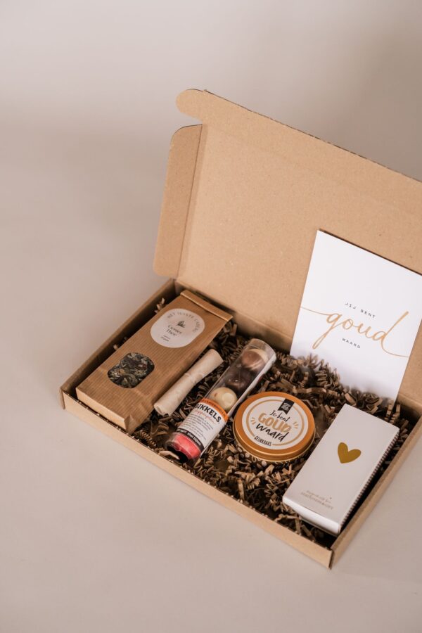 jij bent goud waard brievenbus cadeau - lucifers , kaars, thee, bikkels chocolade