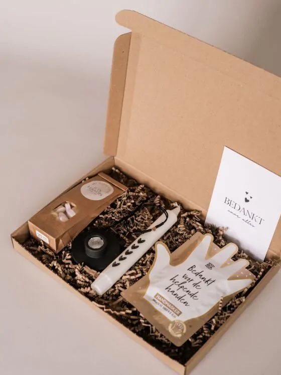 bedankt Brievenbus cadeau - snoepjes, kandelaar, kaars, handmasker, armbandje