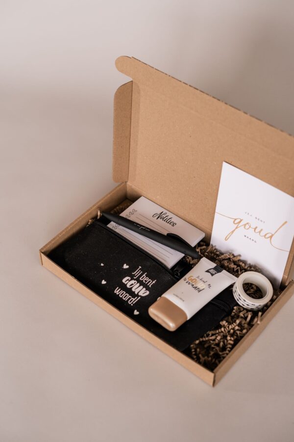 jij bent goud waard brievenbus cadeau - etui, notitieblok, pen, handcreme, washitape