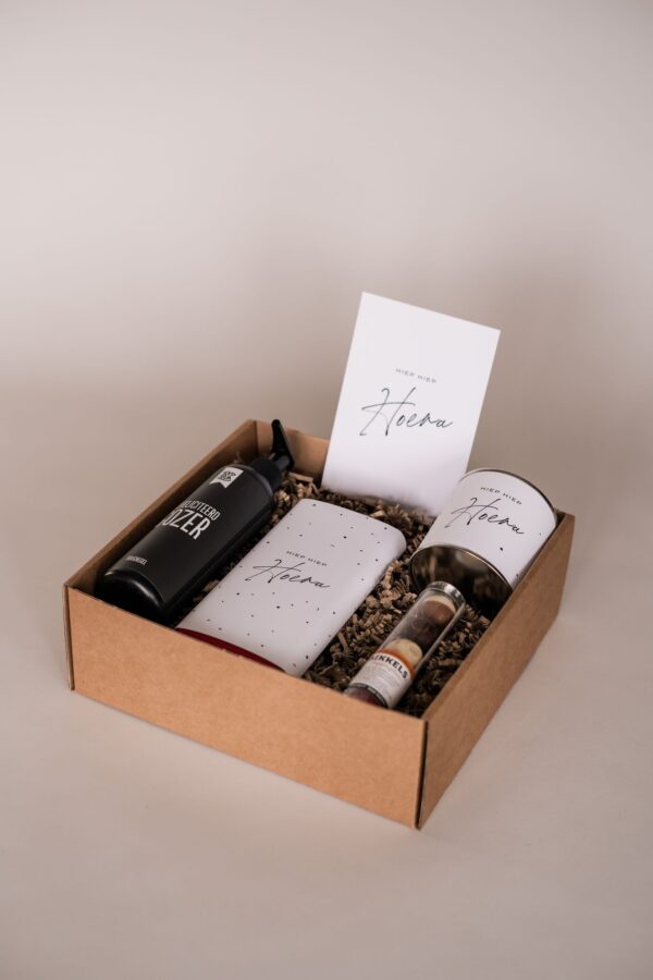 van harte gefeliciteerd cadeau pakket - douchegel, chocoladereep, snoepjes, bikkels, van harte gefeliciteerd cadeau pakket - douchegel, chocoladereep, snoepjes, bikkels,