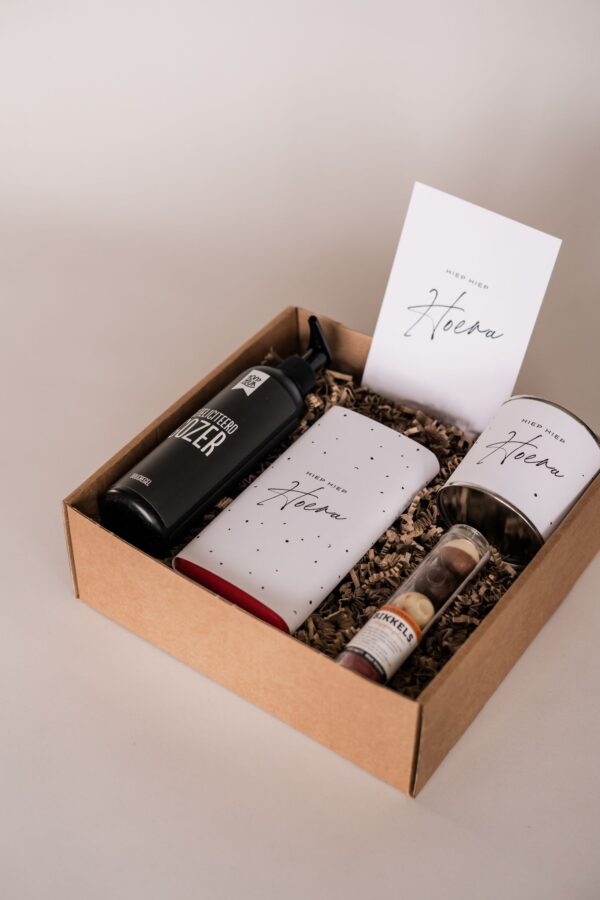van harte gefeliciteerd cadeau pakket - douchegel, chocoladereep, snoepjes, bikkels, van harte gefeliciteerd cadeau pakket - douchegel, chocoladereep, snoepjes, bikkels,