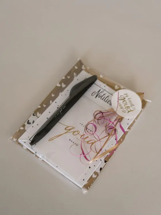 Jij bent goud waard cadeautje - Pen, notitieboekje & A7-kaartje Jij bent goud waard cadeautje - Pen, notitieboekje & A7-kaartje