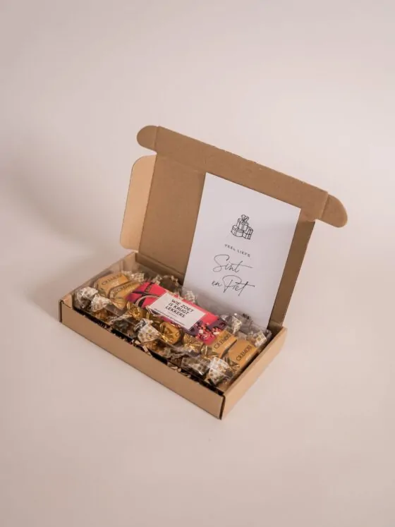 Sinterklaas brievenbus cadeau – Sint hazelnoot chocolade blister met ansichtkaart
