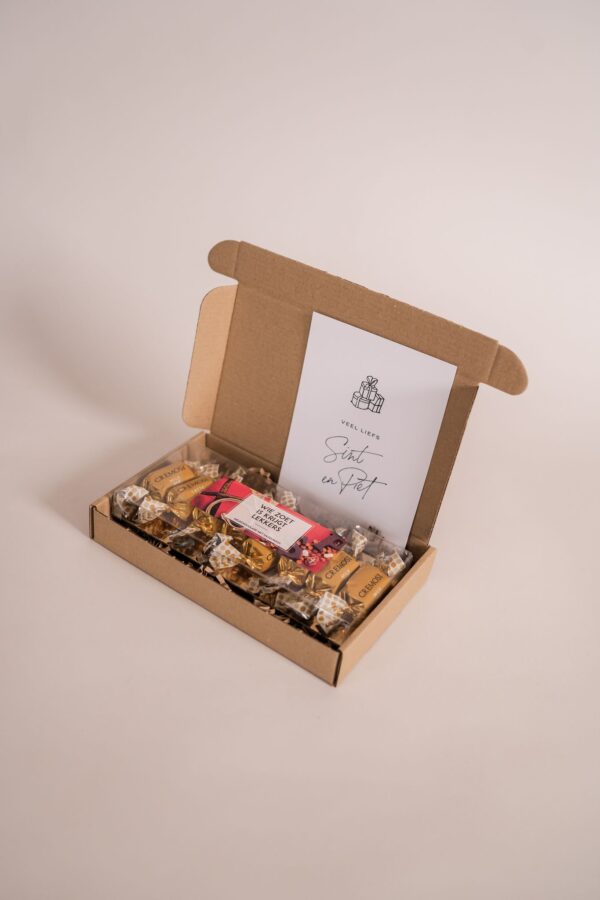 Sinterklaas brievenbus cadeau – Sint hazelnoot chocolade blister met ansichtkaart Sinterklaas brievenbus cadeau – Sint hazelnoot chocolade blister met ansichtkaart