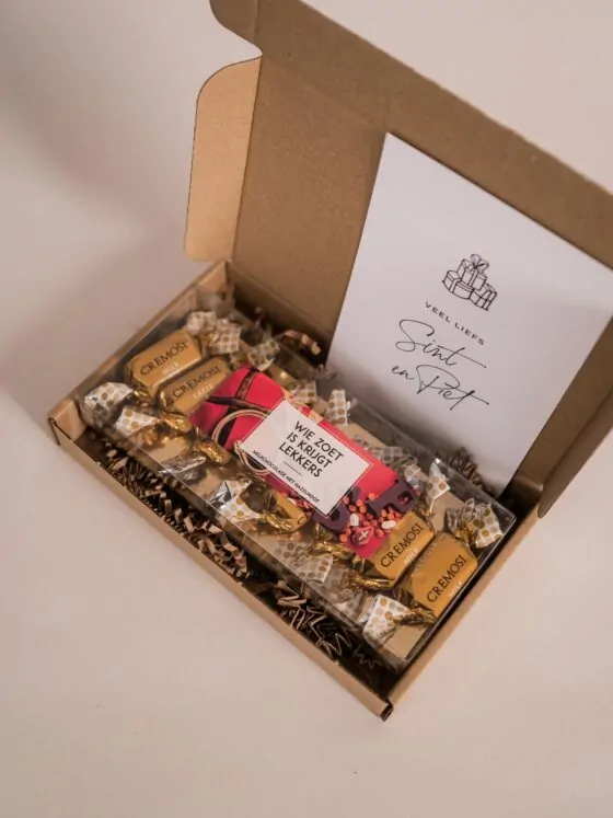 Sinterklaas brievenbus cadeau – Sint hazelnoot chocolade blister met ansichtkaart