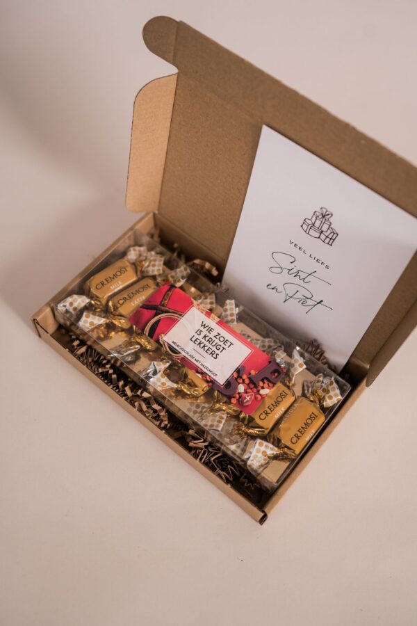 Sinterklaas brievenbus cadeau – Sint hazelnoot chocolade blister met ansichtkaart Sinterklaas brievenbus cadeau – Sint hazelnoot chocolade blister met ansichtkaart