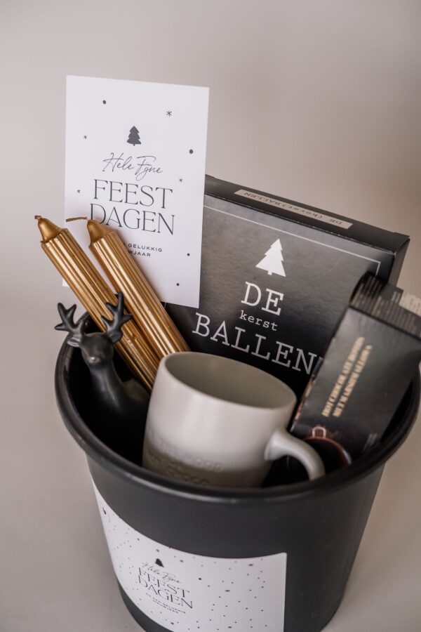 Kerst cadeau emmer - Chocolade, chocolademelk, mok, kaarsen & hert kandelaar Kerst cadeau emmer - Chocolade, chocolademelk, mok, kaarsen & hert kandelaar