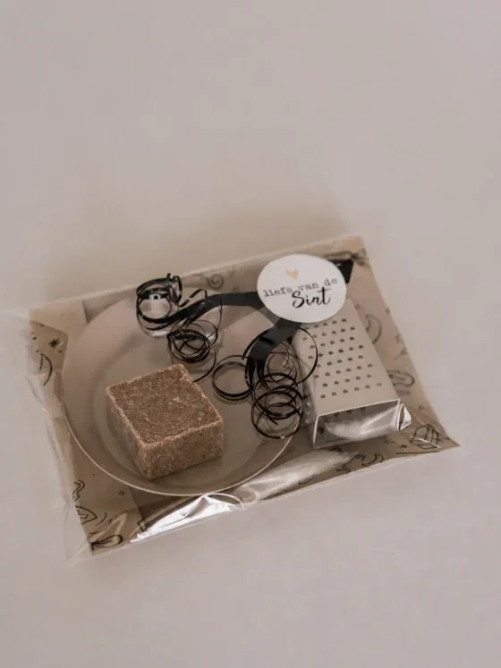 Sint cadeautje - Heerlijk ruikend amberblokje, schaaltje & rasp Sint cadeautje - Heerlijk ruikend amberblokje, schaaltje & rasp
