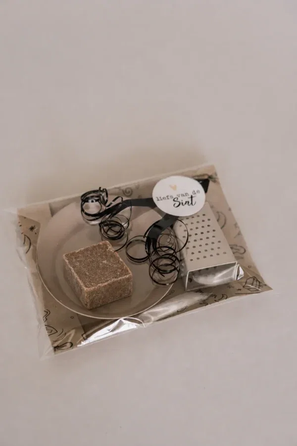 Sint cadeautje - Heerlijk ruikend amberblokje, schaaltje & rasp Sint cadeautje - Heerlijk ruikend amberblokje, schaaltje & rasp