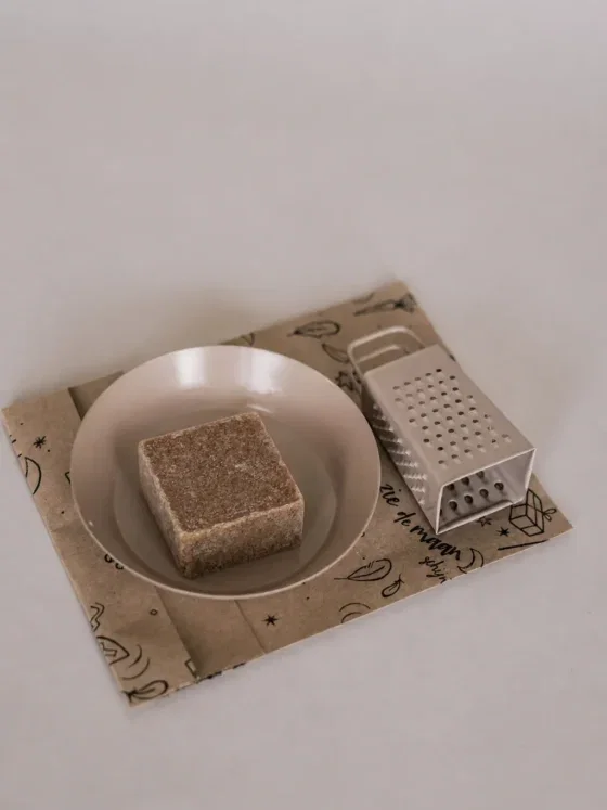 Sint cadeautje - Heerlijk ruikend amberblokje, schaaltje & rasp