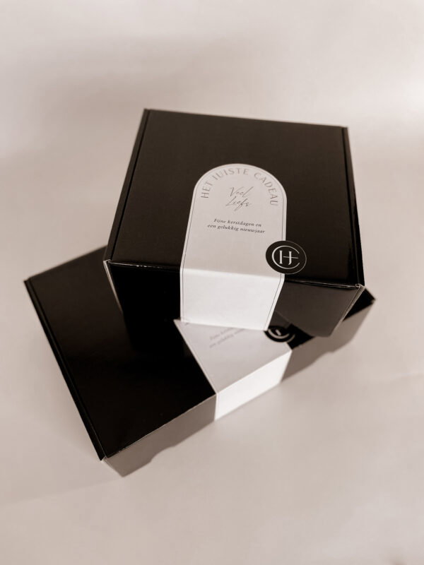 fijne kerstdagen klein en grote doos zwart-1-2 Sinterklaas cadeaupakket met chocolade, mok en serveerplank