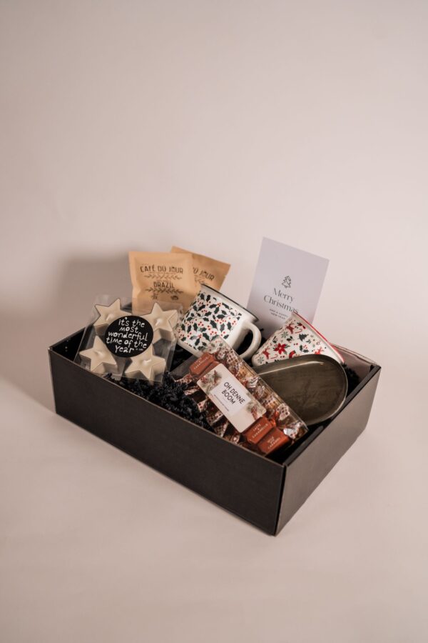 Kerstcadeau pakket - Koffie, mokken, chocolade, tray, waxinelichtjes ster