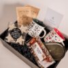 Kerstcadeau pakket - Koffie, mokken, chocolade, tray, waxinelichtjes ster