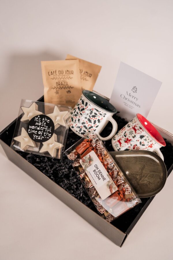 Kerstcadeau pakket - Koffie, mokken, chocolade, tray, waxinelichtjes ster