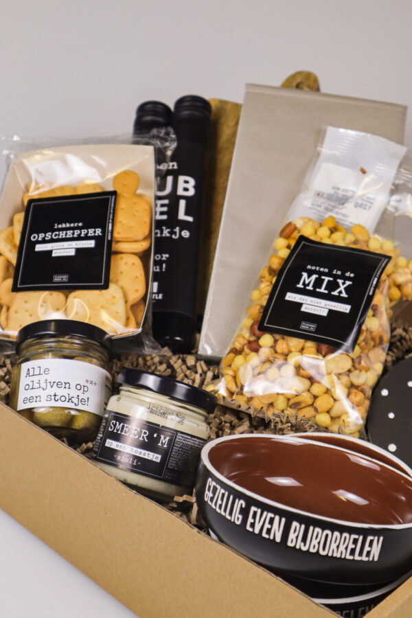 Cadeaupakket met wijntjes, borrelhapjes en hartjeskaart – een warm gebaar