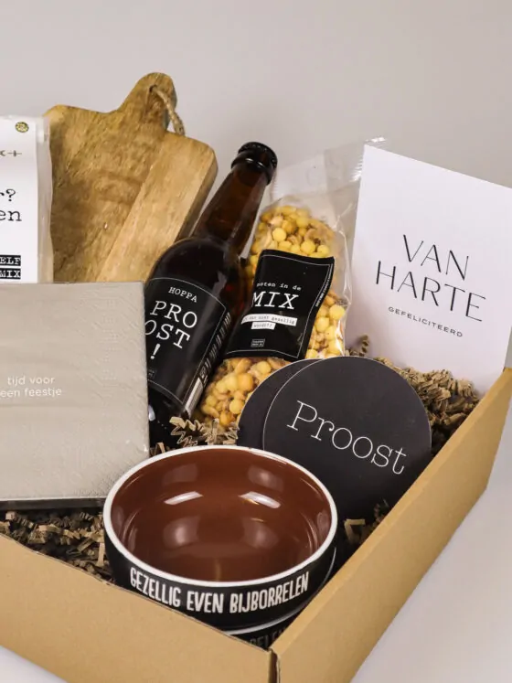 Verjaardagscadeaupakket met bier, focaccia en borrelaccessoires