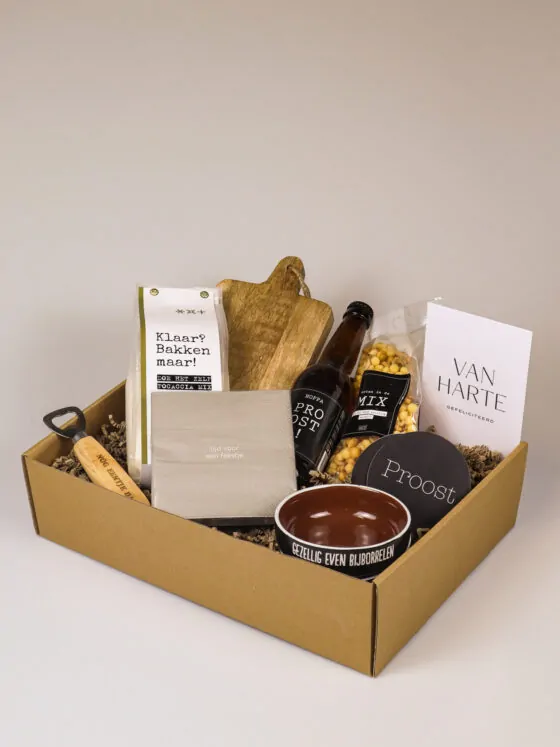 Verjaardagscadeaupakket met bier, focaccia en borrelaccessoires