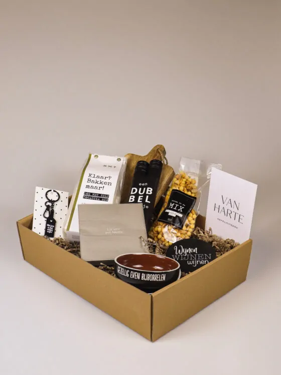 Verjaardagscadeaupakket met wijntjes, focaccia en borrelaccessoires – van harte gefeliciteerd Verjaardagscadeaupakket met wijntjes, focaccia en borrelaccessoires – van harte gefeliciteerd