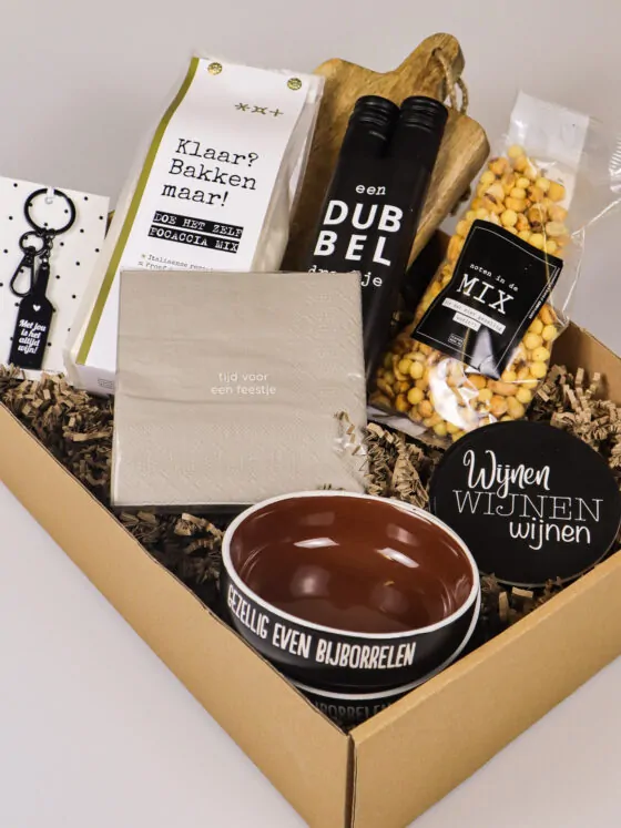 Verjaardagscadeaupakket met wijntjes, focaccia en borrelaccessoires – van harte gefeliciteerd