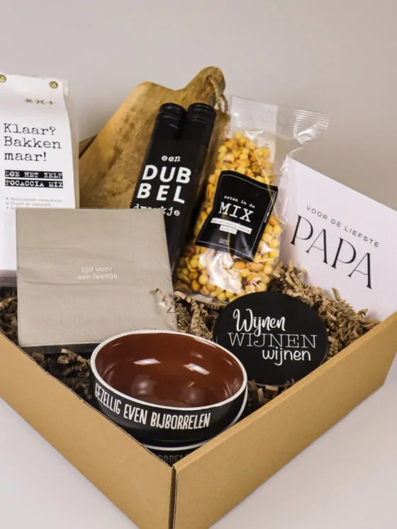 Borrelcadeaupakket voor papa met wijntjes, focaccia en borrelaccessoires