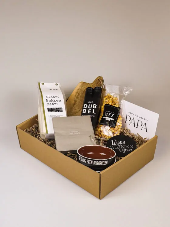 Borrelcadeaupakket voor papa met wijntjes, focaccia en borrelaccessoires