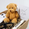 Cadeaupakket veel liefs - Chocolade, knuffelbeertje, kaars en kandelaar Cadeaupakket veel liefs - Chocolade, knuffelbeertje, kaars en kandelaar