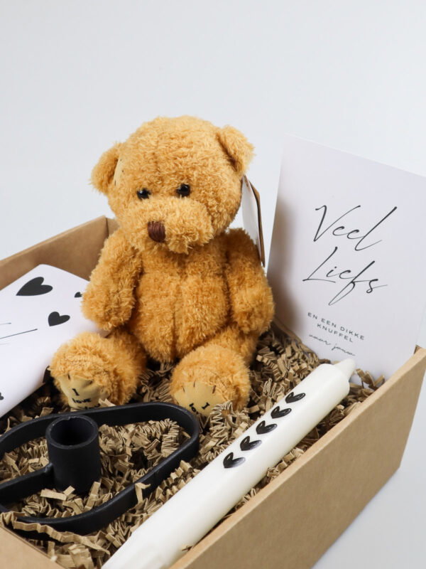 Cadeaupakket veel liefs - Chocolade, knuffelbeertje, kaars en kandelaar Cadeaupakket veel liefs - Chocolade, knuffelbeertje, kaars en kandelaar