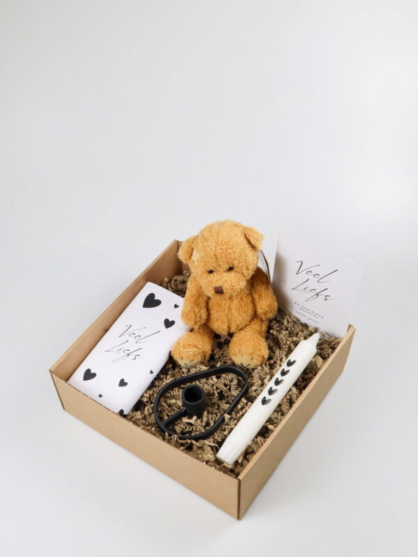 Cadeaupakket veel liefs - Chocolade, knuffelbeertje, kaars en kandelaar Cadeaupakket veel liefs - Chocolade, knuffelbeertje, kaars en kandelaar