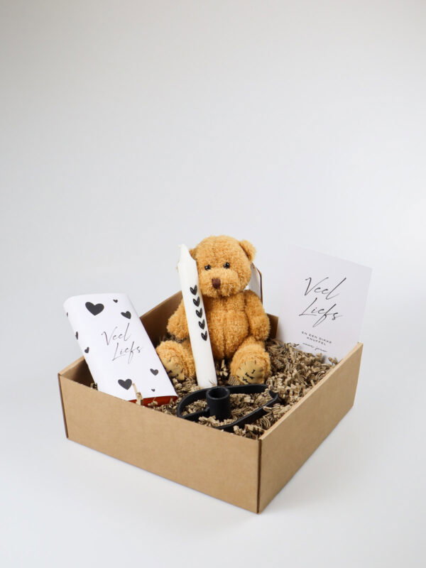 Cadeaupakket veel liefs - Chocolade, knuffelbeertje, kaars en kandelaar Cadeaupakket veel liefs - Chocolade, knuffelbeertje, kaars en kandelaar