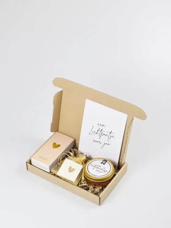 Brievenbus Cadeau een lichtpuntje voor jou - Geurkaars, lucifers & pin hartje