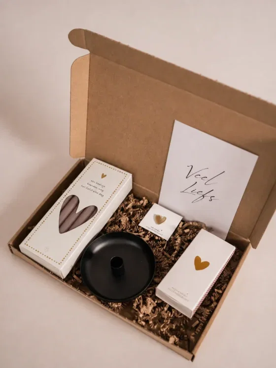 Brievenbuscadeau - Stijlvol cadeaupakket met lucifers, kaarsen, kandelaar en hart pin