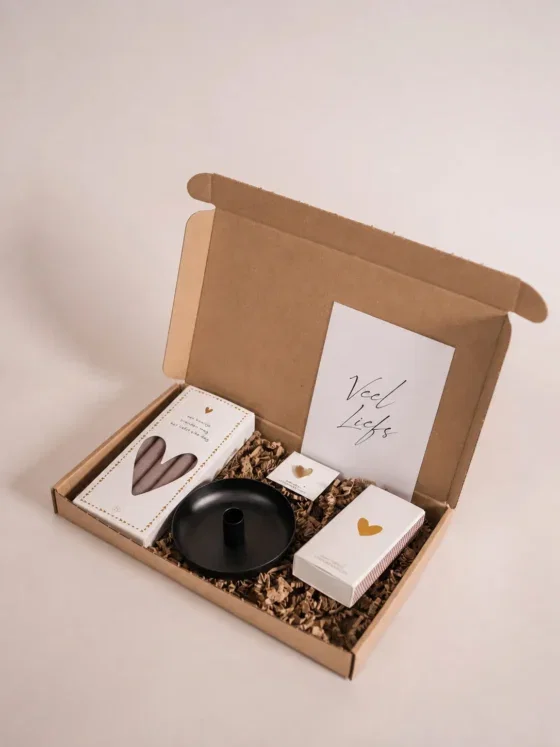 Brievenbuscadeau - Stijlvol cadeaupakket met lucifers, kaarsen, kandelaar en hart pin Brievenbuscadeau - Stijlvol cadeaupakket met lucifers, kaarsen, kandelaar en hart pin