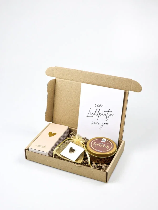 Brievenbus Cadeau een lichtpuntje voor jou - Geurkaars, lucifers & pin hartje Brievenbus Cadeau een lichtpuntje voor jou - Geurkaars, lucifers & pin hartje