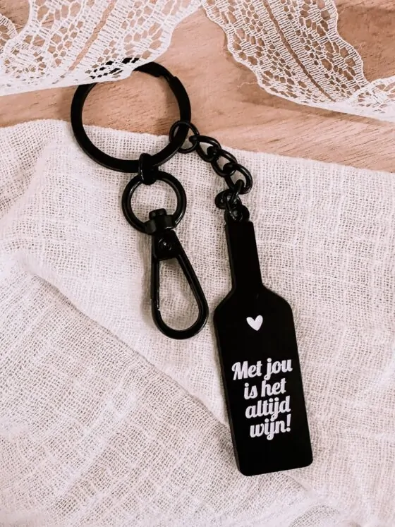 sleutelhanger-wijnfles Sleutelhanger in de vorm van een wijnfles. Mat zwart metaal, ca. 11 cm. Perfect cadeau voor wijnliefhebbers!