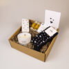 Cadeaupakket met hartjessokken, kaars, chocolade en lucifers
