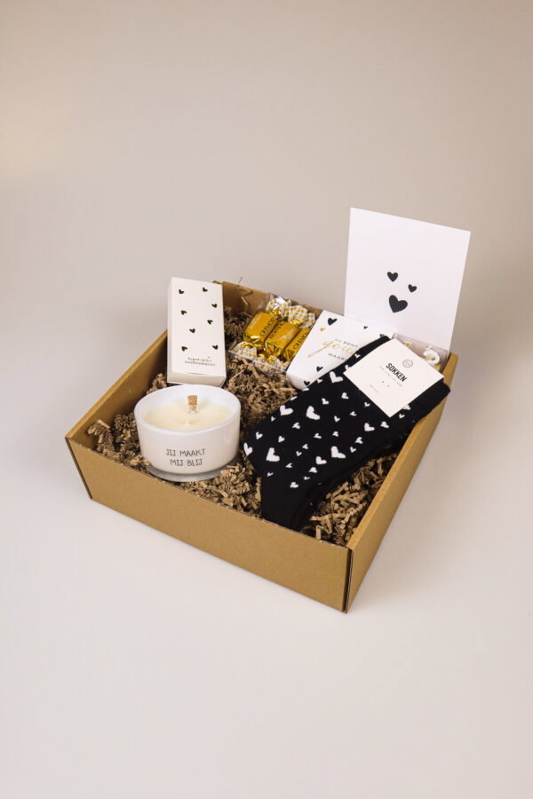 Cadeaupakket met hartjessokken, kaars, chocolade en lucifers