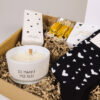 Cadeaupakket met hartjessokken, kaars, chocolade en lucifers
