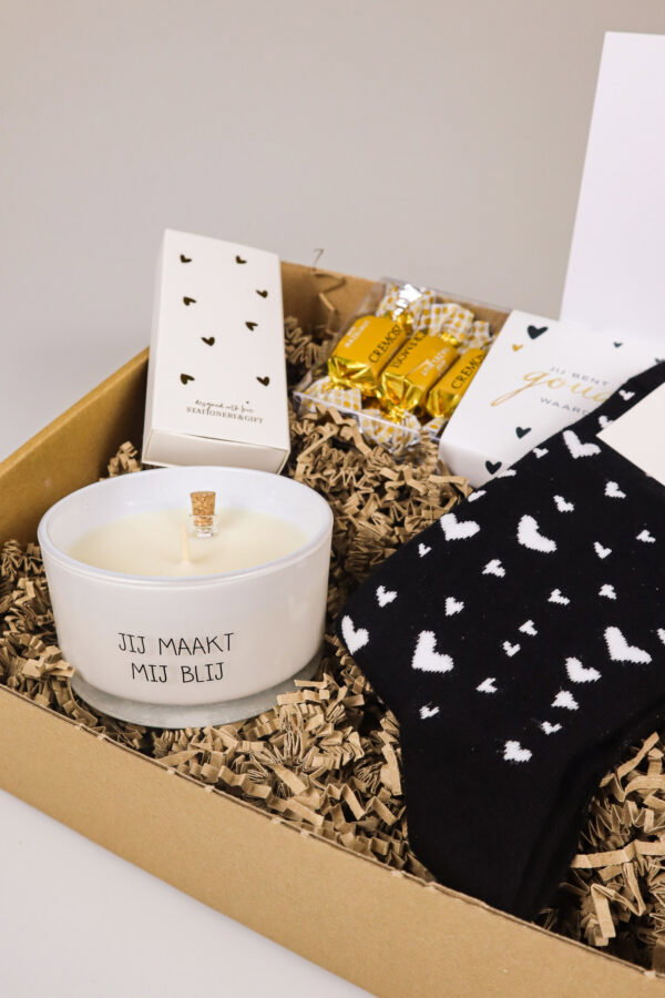 Cadeaupakket met hartjessokken, kaars, chocolade en lucifers