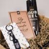 Cadeaupakket voor mama met wijn, geurkaarsen en liefdevolle details