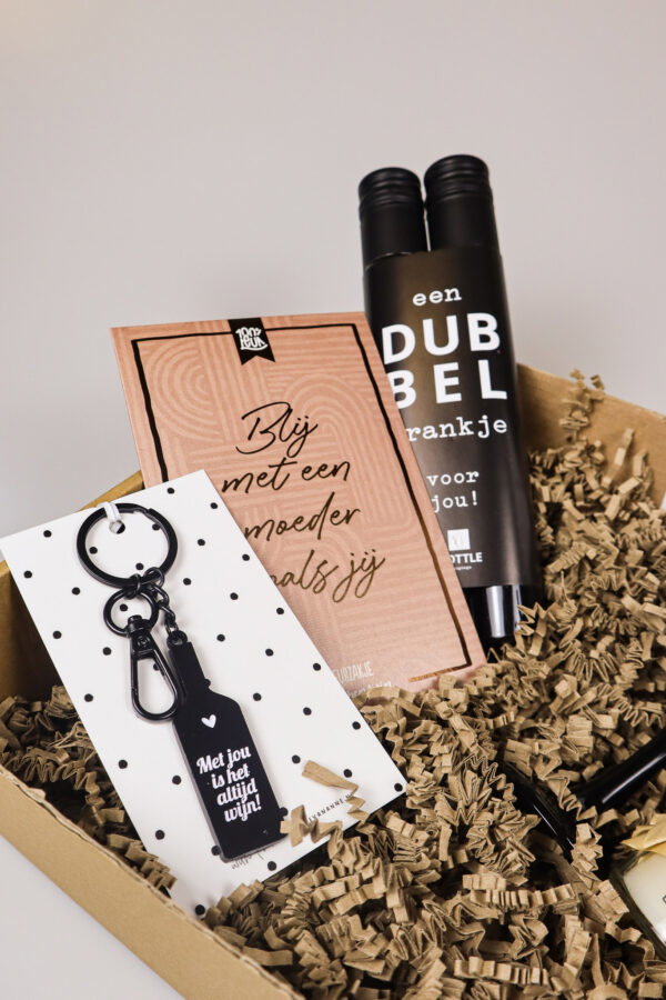Cadeaupakket voor mama met wijn, geurkaarsen en liefdevolle details