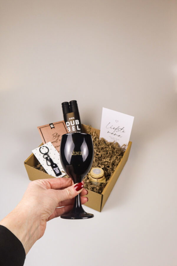 Cadeaupakket voor mama met wijn, geurkaarsen en liefdevolle details