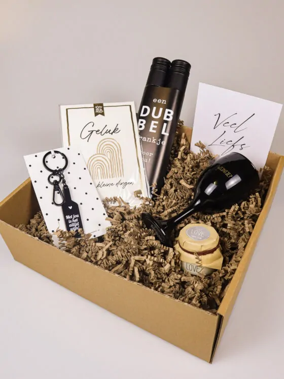 Cadeaupakket Veel liefs met wijn, kaarsen, geurzakje, sleutelhanger