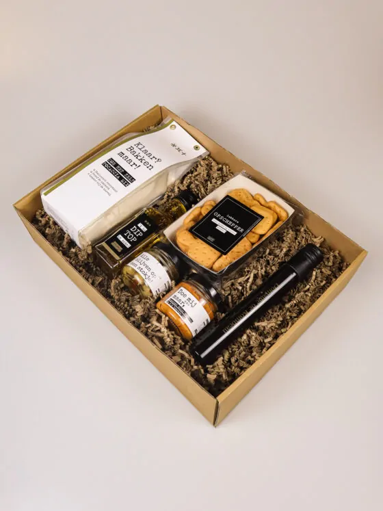 Cadeaupakket verjaardag borrelplank wijn – stijlvol en smaakvol
