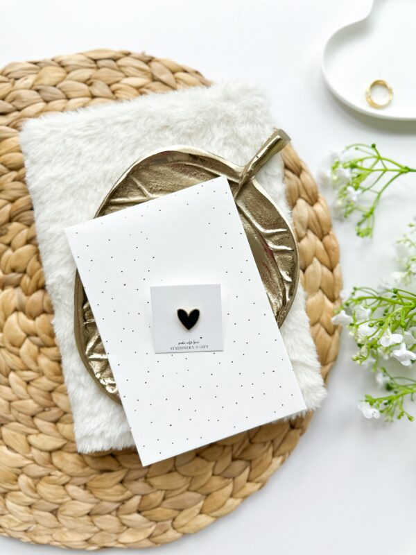 Pin Mini Hartje Zwart met Goud – Subtiel en stijlvol Pin Mini Hartje Zwart met Goud – Subtiel en stijlvol