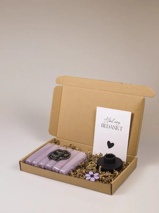Brievenbus cadeau bedankt – kaarsen, kandelaar en bloemen sleutelhanger