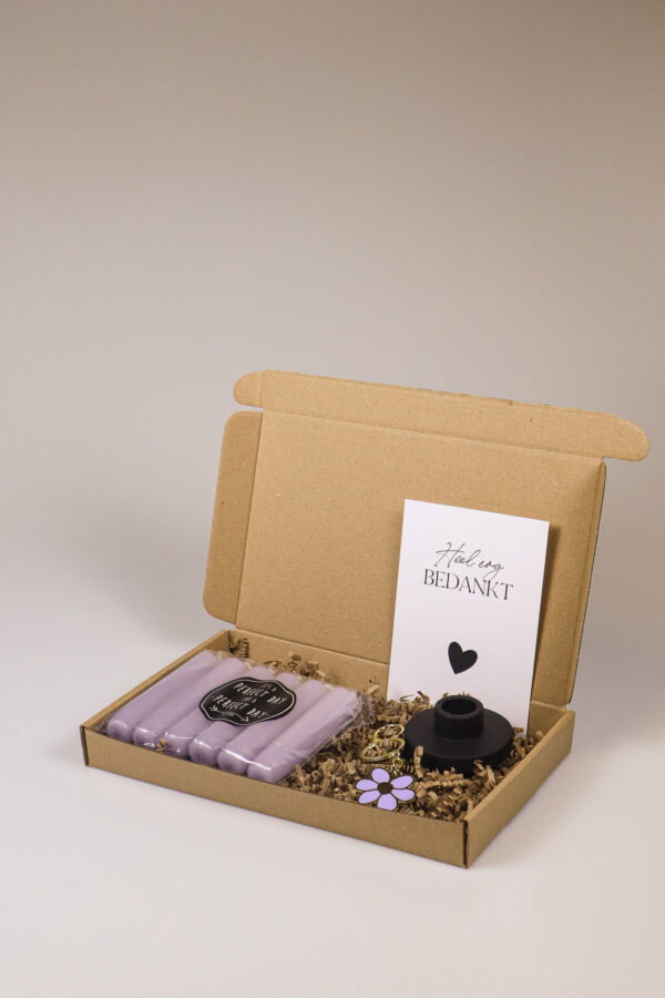Brievenbus cadeau bedankt – kaarsen, kandelaar en bloemen sleutelhanger Brievenbus cadeau bedankt – kaarsen, kandelaar en bloemen sleutelhanger