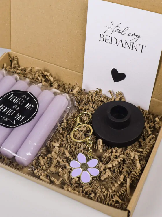 Brievenbus cadeau bedankt – kaarsen, kandelaar en bloemen sleutelhanger